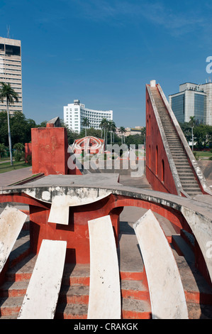 L'observatoire Jantar Mantar, immeuble de bureaux, Connaught Place, New Delhi, New Delhi, Inde du Nord, Inde, Asie Banque D'Images