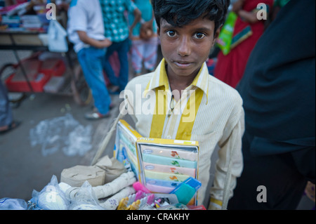 Enfant qui vend une trousse de couture, le travail des enfants, bazar près du monument Charminar, Hyderabad, Andhra Pradesh, Inde, Asie Banque D'Images