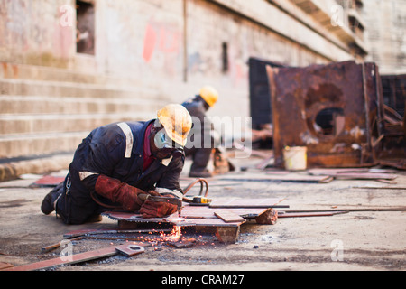 Soudeurs au travail sur dry dock Banque D'Images