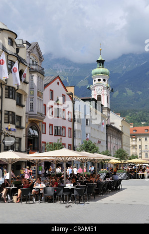 Maria-Theresien-Strasse street dans le quartier historique d'Innsbruck, Tyrol, Autriche, Europe Banque D'Images