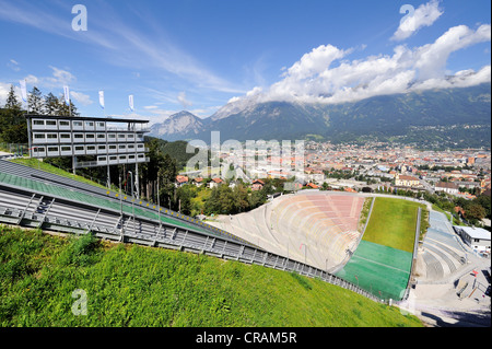 Avis de saut à ski Bergisel Schanze vers le bas sur le stade, ville d'Innsbruck et Nordkette ou Inntalkette de montagnes à la Banque D'Images