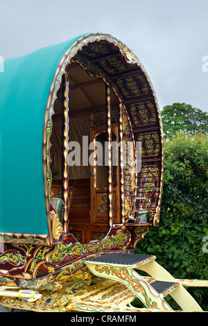 Familiale vintage Gypsy Vardo, chariot à vivre recouvert de tissu avec noeud, fourgonnette, et bouilloire argentée ou chromée, et décorée, dorée et sculptée Vardo, Royaume-Uni Banque D'Images