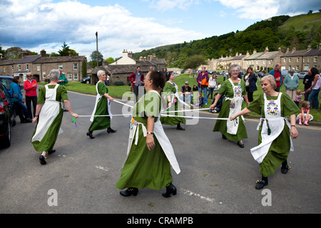 Ouvrez Morris  Mesdames Morris Dancing, dans le village de West Burton, Wensleydale, North Yorkshire, UK Banque D'Images