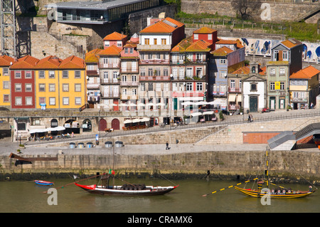 Bâtiments sur les rives du Rio Douro, Porto, Portugal, Europe