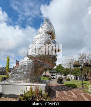 La statue de Rick Kirby intitulé le visage de Wigan à l'Wiend dans le centre-ville. Banque D'Images