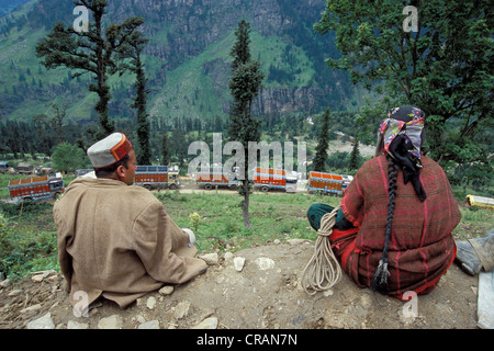 Himalayan gens portant des vêtements traditionnels, d'attente, regardant une tailback de camions, Rohtang, peu après un glissement de terrain Banque D'Images