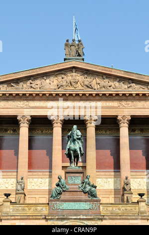 Statue équestre de Frédéric-Guillaume IV en face de l'ancienne Galerie Nationale, l'île aux musées, classée au Patrimoine Mondial Banque D'Images