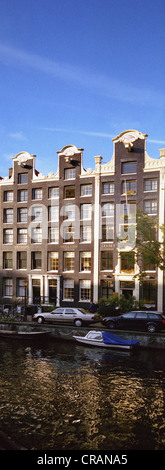 Maisons traditionnelles avec leurs cols distinctifs gables.Amsterdam. Banque D'Images
