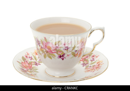 Une tasse de thé chaud servi dans une tasse et soucoupe à motifs - studio shot. Banque D'Images