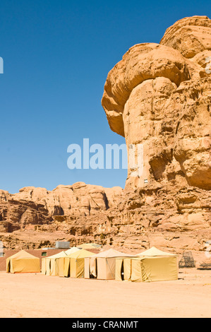 Des tentes dans le désert, Wadi Rum, Jordanie, Moyen-Orient Banque D'Images