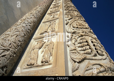 Reliefs sur les colonnes à l'entrée du baptistère, Pise, Toscane, Italie, Europe Banque D'Images