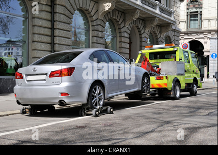 Une voiture est remorquée loin d'une zone de stationnement interdit dans le quartier historique de Zurich, le Canton de Zurich, Suisse, Europe Banque D'Images