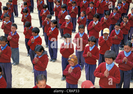 Les enfants de l'école le matin à l'Assemblée générale, un pensionnat à ures près de Padum, vallée du Zanskar, Ladakh, Zanskar Banque D'Images