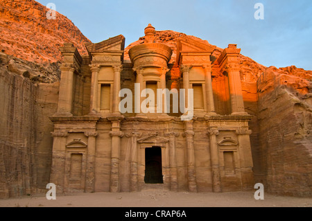 Tombeau antique sculpté dans la roche, Ed Deir, Ad Deir, Petra, Jordanie, Moyen-Orient, Asie Banque D'Images