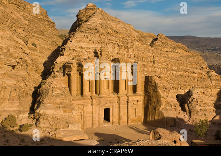 Tombeau antique sculpté dans la roche, Ed Deir, Ad Deir, Petra, Jordanie, Moyen-Orient, Asie Banque D'Images