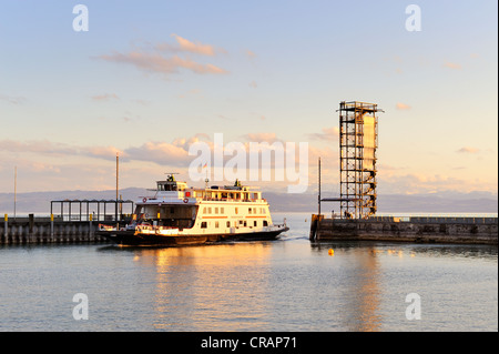 L'entrée du port du ferry port avec ferry MF Friedrichshafen et le 22m de haut Molenturm tower, Friedrichshafen Banque D'Images