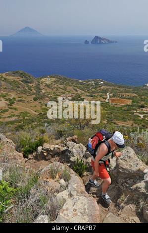 Sur l''île de Panarea, l'île volcanique de Stromboli au dos, l''île de Panarea, Îles Éoliennes ou Lipari, Sicile Banque D'Images