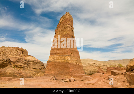 Obélisque dans le paysage rocheux de Petra, Jordanie, Moyen-Orient Banque D'Images