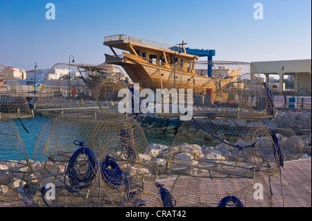 Bateau dans le port de Khor, Qatar, Péninsule Arabique, au Moyen-Orient Banque D'Images