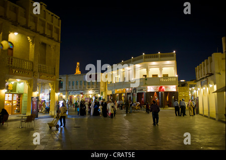 Les visiteurs dans le bazar rénové Souq Waqif, Doha, Qatar, Péninsule Arabique, au Moyen-Orient Banque D'Images