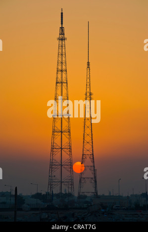 Le pylône d'électricité géante en face d'un soleil couchant, Doha, Qatar, Péninsule Arabique, au Moyen-Orient Banque D'Images