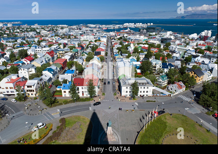 Le centre-ville de la tour de l'église Hallgrímskirkja, Reykjavik, Islande, Europe Banque D'Images