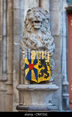 Sculpture du lion avec des armoiries à la basilique du Saint-sang, vieille ville de Bruges, site du patrimoine mondial de l'UNESCO Banque D'Images