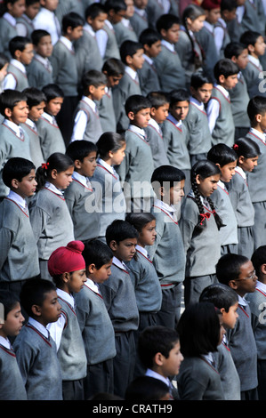 Matin, l'Assemblée générale, les étudiants de l'école, le Chapslee Chapslee, Shimla, Himachal Pradesh, Inde du Nord, Inde, Asie Banque D'Images