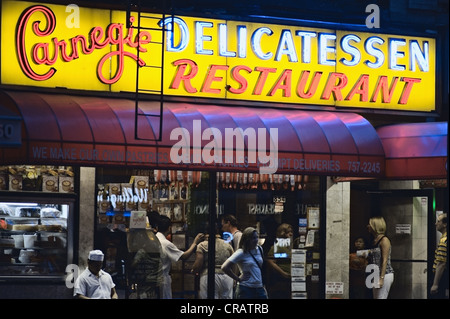 Les personnes en attente à New York du célèbre Carnegie Deli, 7e Avenue, New York, NY, US Banque D'Images