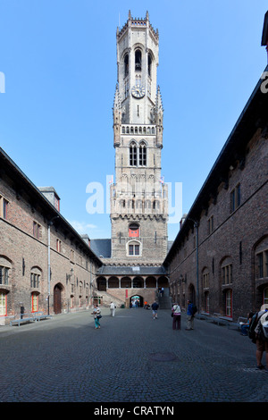 Beffroi ou clocher de Belfort, Grote Markt (place du marché, centre-ville historique de Bruges, site du patrimoine mondial de l'UNESCO Banque D'Images