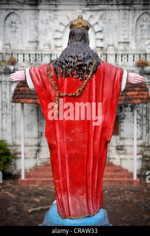 La figure du Christ en face de l'église catholique à Fort Terekhol, Heritage Hotel, Terekhol, Goa, Inde du Sud, Inde, Asie Banque D'Images