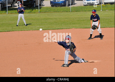 La petite ligue de baseball pitcher lancer Banque D'Images