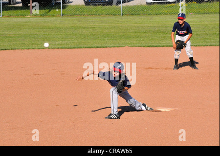 La petite ligue de baseball pitcher lancer Banque D'Images