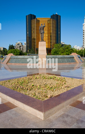 Bâtiment moderne avec une statue, Bakou, Azerbaïdjan, Moyen-Orient Banque D'Images