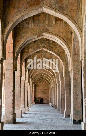 Arcades de la salle de prière d'une mosquée Jama Masjid, Mandu, Madhya Pradesh, Inde du Nord, Inde, Asie Banque D'Images