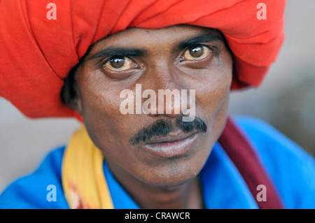 Un homme portant un turban rouge et une chemise bleue, Mandu, Madhya Pradesh, Inde, Asie Banque D'Images