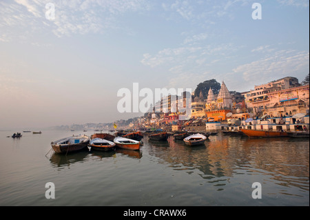 Vue sur la ville avec des Ghats ou Saint escalier, Gange, Varanasi, Uttar Pradesh, Inde, Asie Banque D'Images