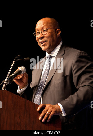 Le représentant au Commerce des États-Unis, Ron Kirk parle pendant la Convention démocrate de l'État du Texas à Houston, Texas Banque D'Images