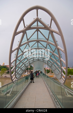 Nouveau pont sur la rivière Mtkvari, rivière Kura, Tbilissi, Géorgie, au Moyen-Orient Banque D'Images