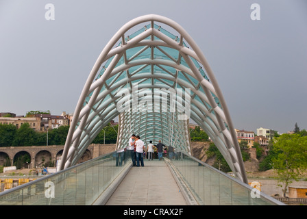 Nouveau pont sur la rivière Mtkvari, rivière Kura, Tbilissi, Géorgie, au Moyen-Orient Banque D'Images