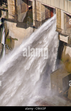 L'eau qui sort du mur de barrage barrage de l'Ingouri, entre la Géorgie et l'Abkhazie, au Moyen-Orient Banque D'Images