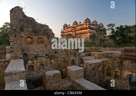 Reste du mur, Orchha Palace dans le dos, Orchha, Madhya Pradesh, Inde, Asie Banque D'Images