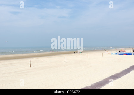 Une large plage de sable au Touquet dans la région Picardie, dans le nord de la France Banque D'Images