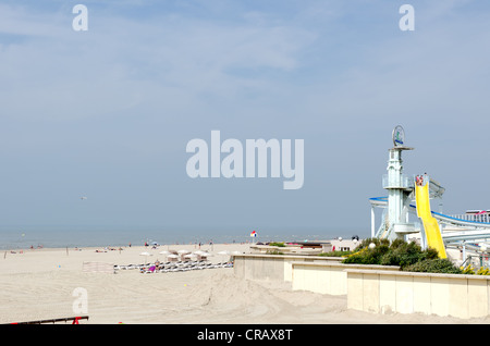 La large plage de sable et le parc aquatique du Touquet en Picardie dans le nord de la France. Banque D'Images
