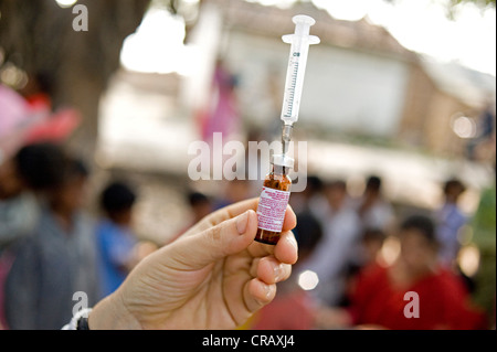 Employé de la médecins allemands pour les pays en développement dans la préparation d'une seringue à une campagne de vaccination, à Calcutta, , Inde Banque D'Images