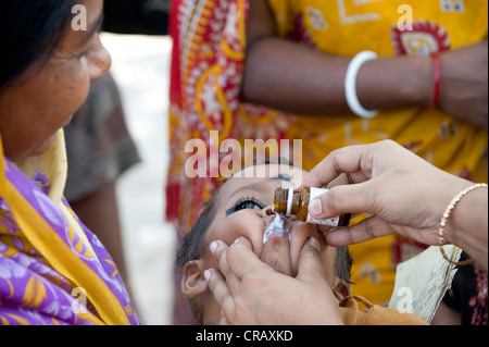 Femme avec enfant, campagne de vaccination pour les enfants par les médecins allemands pour les pays en développement à Calcutta, Inde, Asie , Banque D'Images