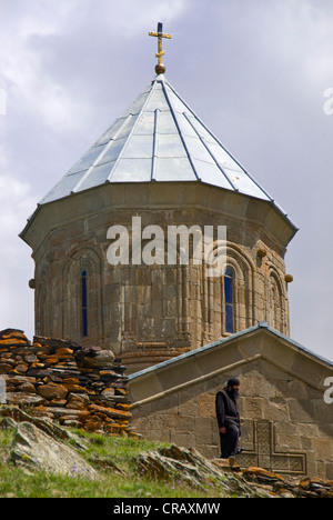 La célèbre église trinité Gergeti ou Tsminda Sameba à la frontière tchétchène, Stepantsminda, Géorgie, Caucase, Moyen-Orient Banque D'Images