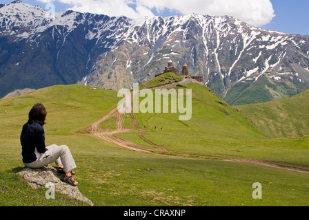 Jeune femme en profitant de la vue sur les montagnes autour de Kazbegi, Géorgie, Stepantsminda, Moyen-Orient Banque D'Images
