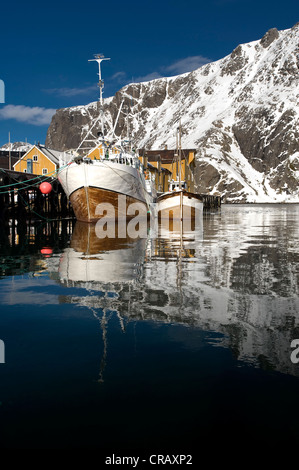 Bateaux de pêche dans l'île de Nusfjord, Flakstadøya, îles Lofoten, Norvège du Nord, Norvège, Europe Banque D'Images