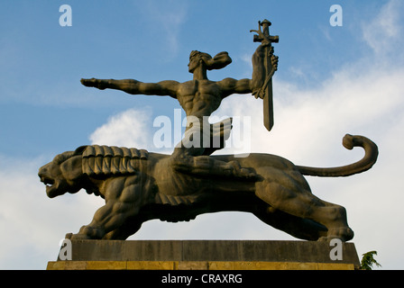 Statue héroïque devant la forteresse de Gori, en Géorgie, dans le Caucase, au Moyen-Orient Banque D'Images